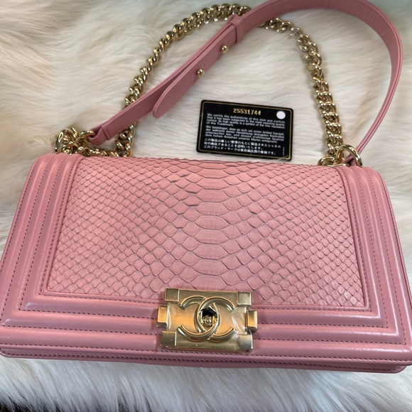 Like new 99% a little gold hardware still on seal - Picture 9 of 11